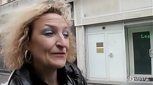 Béatrice, une mature aux gros seins fan de sodomie