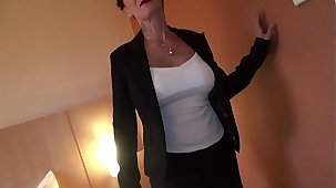 Carole, la cougar vient fêter sont anniversaire avec deux bites
