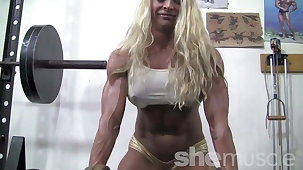 Blond muscle babe shows off her insane body in slay rub elbows with gym