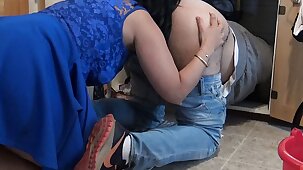 Big Tits Chetaing Wife Gives Rimjob To 18 Year Venerable Plumber