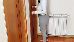 Hot mother masturbates next back her son's friend while he watches porn with virtual reality glasses