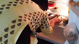 (Indian Hot Maa ke sath Beta Jabardasti chudai) When stepmom opened the fridge, stepson fucked & put her in the fridge