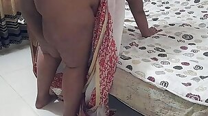 (Tamil Hot Aunty Priya Chatterjee ko Badi gand Chudai) Desi Aunty's big ass fucked & lots of cum in bed - Desi Real sex